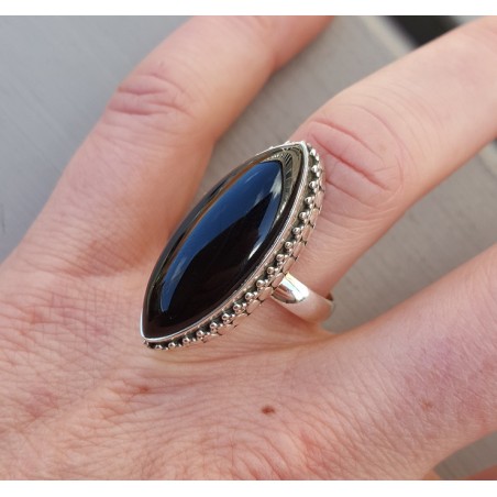 Zilveren ring met marquise Onyx en bewerkte kop 17.3