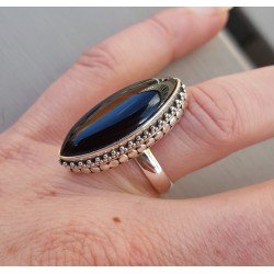 Zilveren ring met marquise Onyx en bewerkte kop 17.3