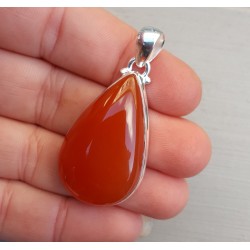 Zilveren hanger gezet met druppelvormige cabochon Carneool