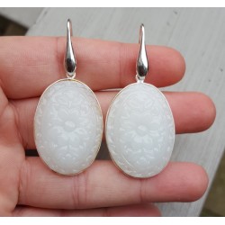 Zilveren oorbellen met ovale uitgesneden witte Chalcedoon