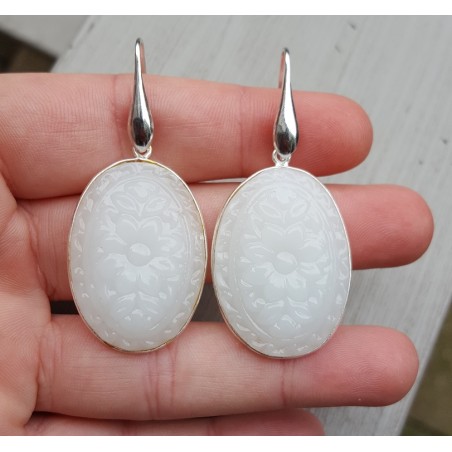 Zilveren oorbellen met ovale uitgesneden witte Chalcedoon