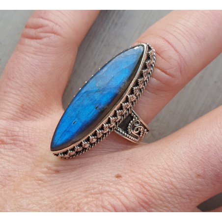 Zilveren ring met marquise Labradoriet in bewerkte setting 17.3