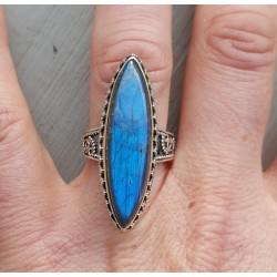 Zilveren ring met marquise Labradoriet in bewerkte setting 17.3