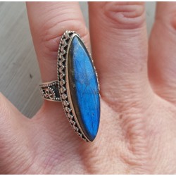 Zilveren ring met marquise Labradoriet in bewerkte setting 17.3