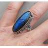 Zilveren ring met smalle ovale Labradoriet in bewerkte setting 17.3