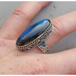 Zilveren ring met smalle ovale Labradoriet in bewerkte setting 17.3