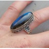 Zilveren ring met smalle ovale Labradoriet in bewerkte setting 17.3