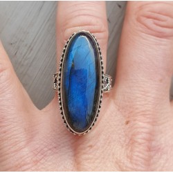 Zilveren ring met smalle ovale Labradoriet in bewerkte setting 17.3