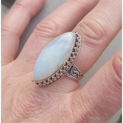 Zilveren ring met marquise Maansteen in bewerkte setting 18 mm