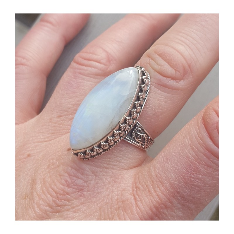 Zilveren ring met marquise Maansteen in bewerkte setting 18 mm