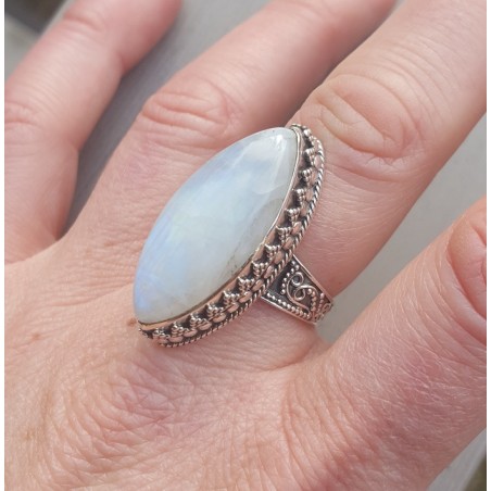Zilveren ring met marquise Maansteen in bewerkte setting 18 mm