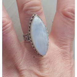 Zilveren ring met marquise Maansteen in bewerkte setting 18 mm
