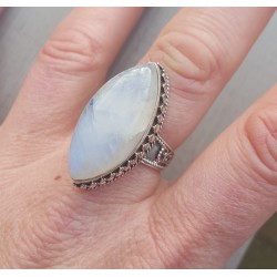Zilveren ring met marquise Maansteen in bewerkte setting 19 mm