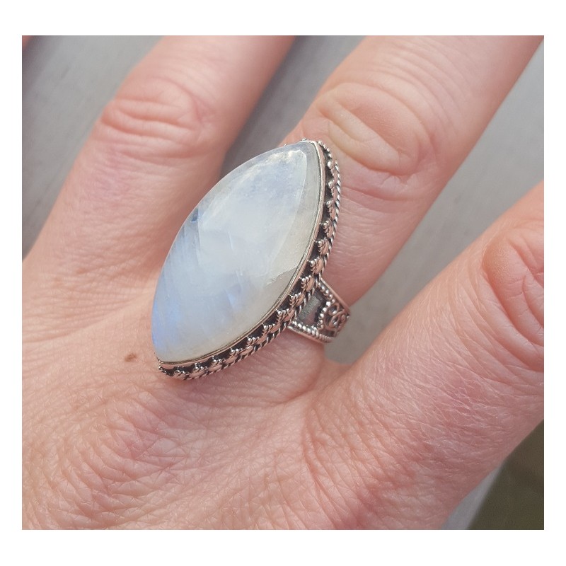 Zilveren ring met marquise Maansteen in bewerkte setting 19 mm