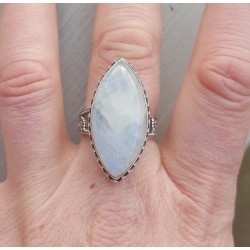 Zilveren ring met marquise Maansteen in bewerkte setting 19 mm