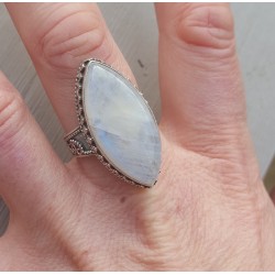Zilveren ring met marquise Maansteen in bewerkte setting 19 mm