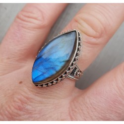 Zilveren ring met marquise Labradoriet in bewerkte setting 19 mm