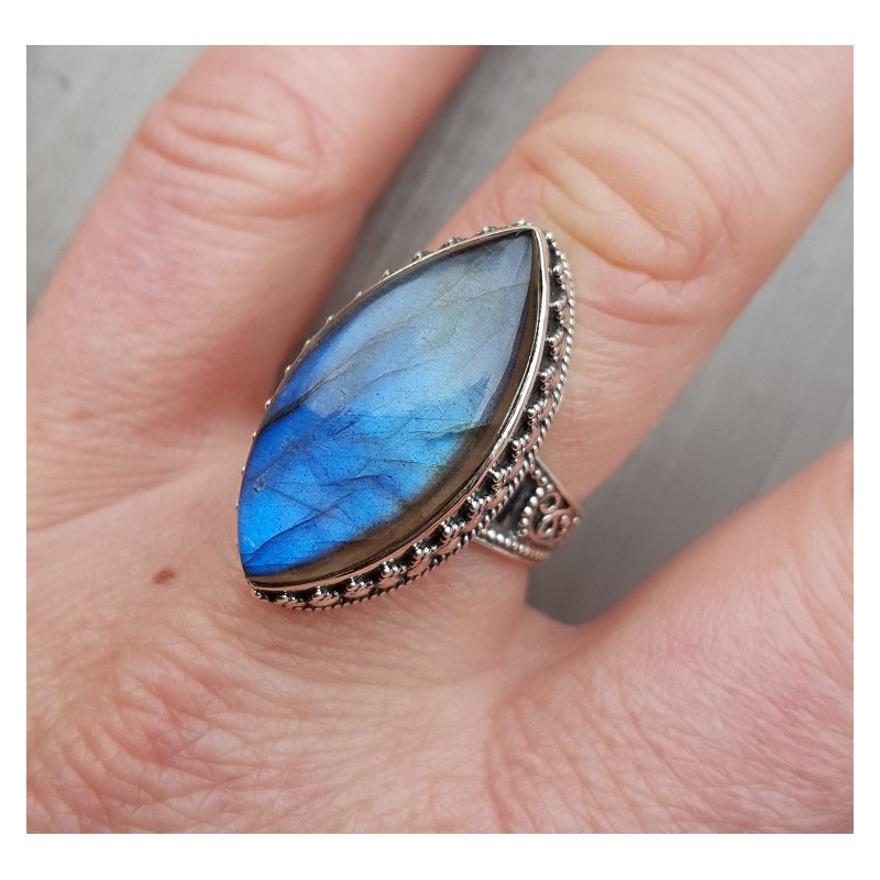 Zilveren ring met marquise Labradoriet in bewerkte setting 19 mm