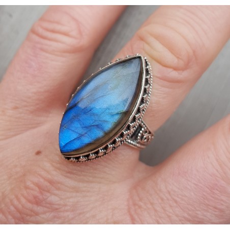 Zilveren ring met marquise Labradoriet in bewerkte setting 19 mm