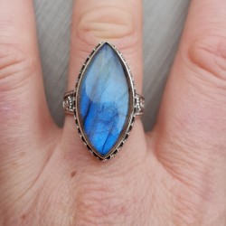 Zilveren ring met marquise Labradoriet in bewerkte setting 19 mm