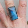 Zilveren ring met rechthoekige Labradoriet in bewerkte setting 19 mm