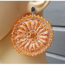 Zilveren oorbellen oranje ronde hanger van zijdedraad en kristallen