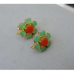 Vergulde oorknoppen met groene en oranje Chalcedoon