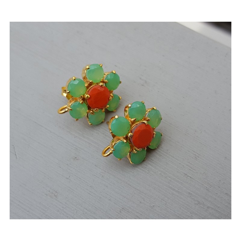 Vergulde oorknoppen met groene en oranje Chalcedoon
