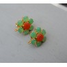 Vergulde oorknoppen met groene en oranje Chalcedoon