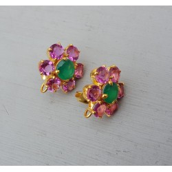 Vergulde oorknoppen met roze Toermalijn quartz en groene Onyx