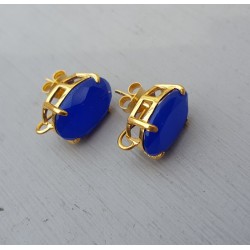 Vergulde oorknoppen gezet met kobalt blauwe Chalcedoon