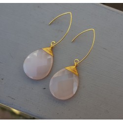 Vergulde oorbellen met roze Chalcedoon briolet