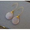 Vergulde oorbellen met roze Chalcedoon briolet