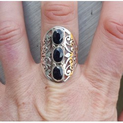 Zilveren ring gezet met drie Saffieren 18.5 mm