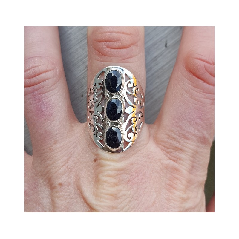Zilveren ring gezet met drie Saffieren 18.5 mm