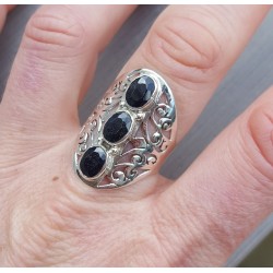 Zilveren ring gezet met drie Saffieren 18.5 mm