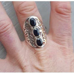 Zilveren ring gezet met drie Saffieren 18.5 mm