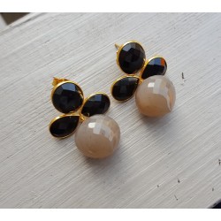 Vergulde oorbellen met zwarte Onyx en grijze Maansteen
