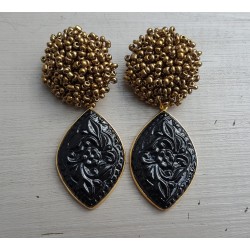 Vergulde oorbellen oorknoppen van kraaltjes en uitgesneden zwarte Onyx