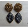 Vergulde oorbellen oorknoppen van kraaltjes en uitgesneden zwarte Onyx