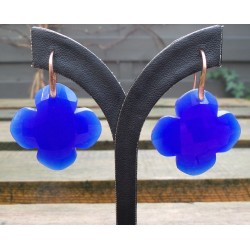 Vergulde oorbellen gezet met klaver van blauw Chalcedoon