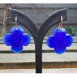 Vergulde oorbellen gezet met klaver van blauw Chalcedoon