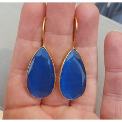Vergulde oorbellen gezet met smalle druppelvormige blauwe Kattenoog
