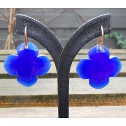 Vergulde oorbellen gezet met klaver van blauw Chalcedoon