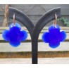 Vergulde oorbellen gezet met klaver van blauw Chalcedoon