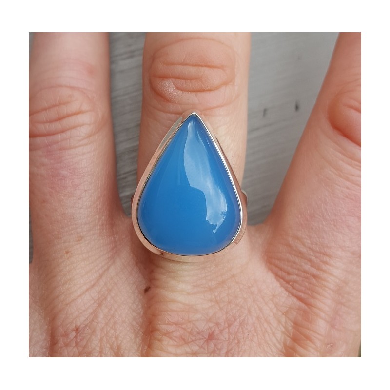 Zilveren ring met druppelvormige blauw Chalcedoon 18.5