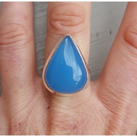 Zilveren ring met druppelvormige blauw Chalcedoon 18.5