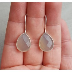 Zilveren oorbellen met druppelvormige grijze Chalcedoon
