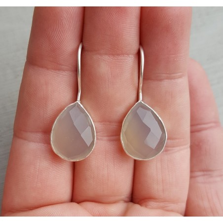 Zilveren oorbellen met druppelvormige grijze Chalcedoon