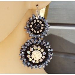 Oorbellen met hanger van donker blauwe kristallen en bloem
